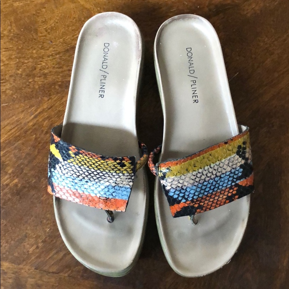 Donald / Pliner snakeskin textured sandals 7.5 M